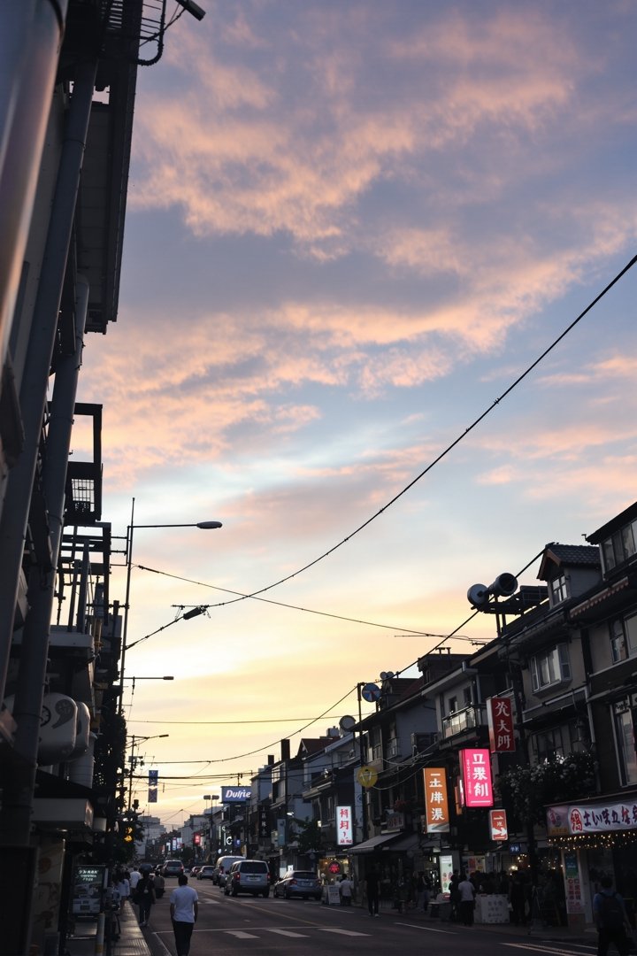 电影《山居图》海报，竹林小屋与青青山野的田园风景