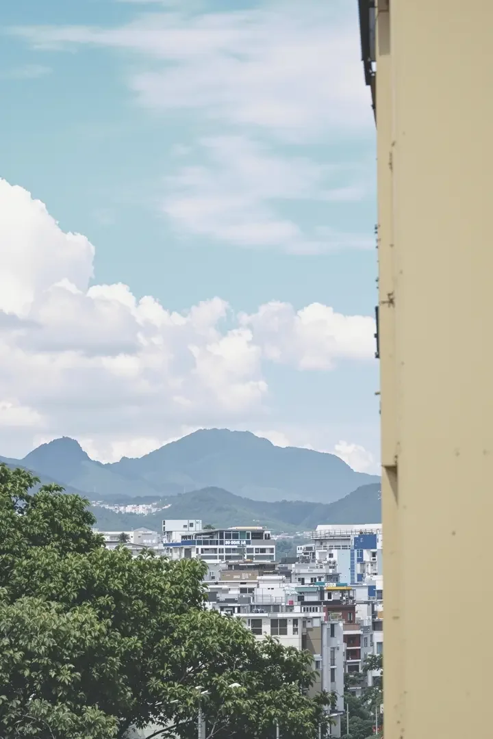 电影《渔舟唱晚》海报，夕阳江面上渔舟归来的温暖画面